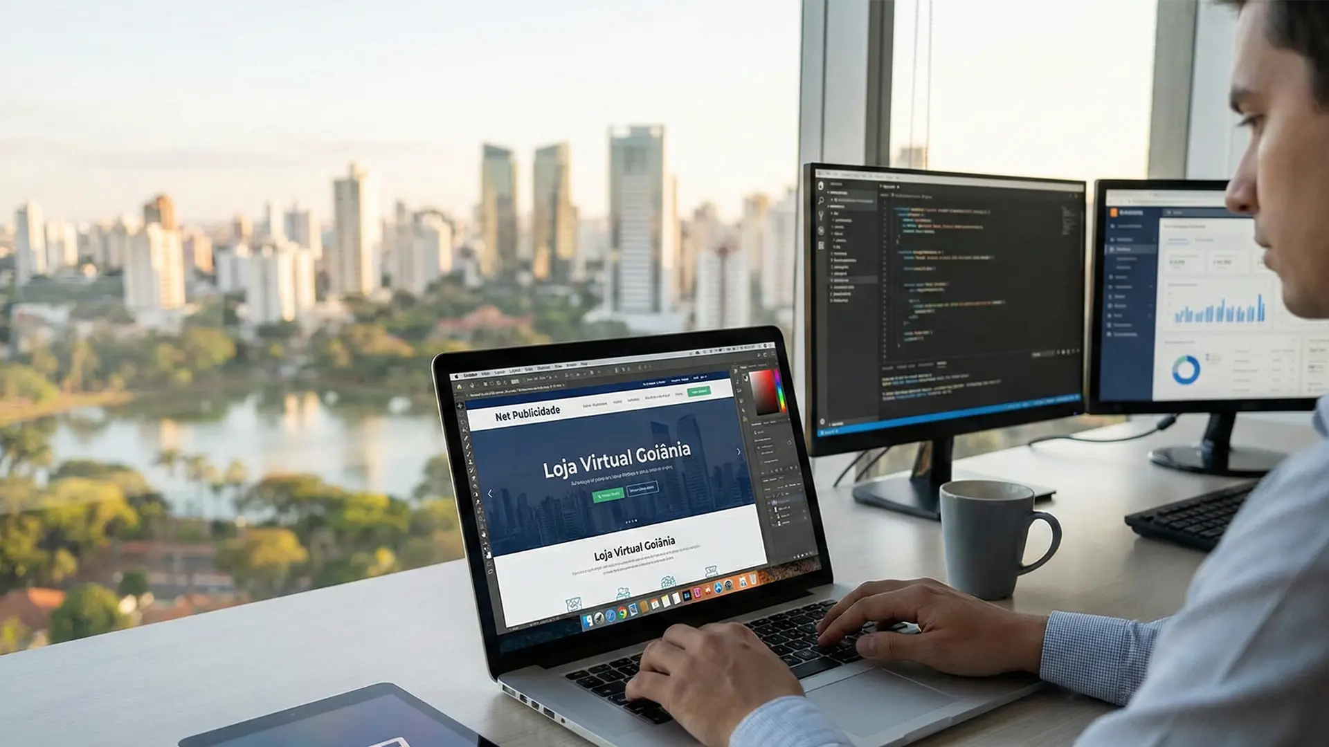 Notebook exibindo layout profissional na tela, ilustrando o serviço de Criação de Sites para Empresas em Goiânia.